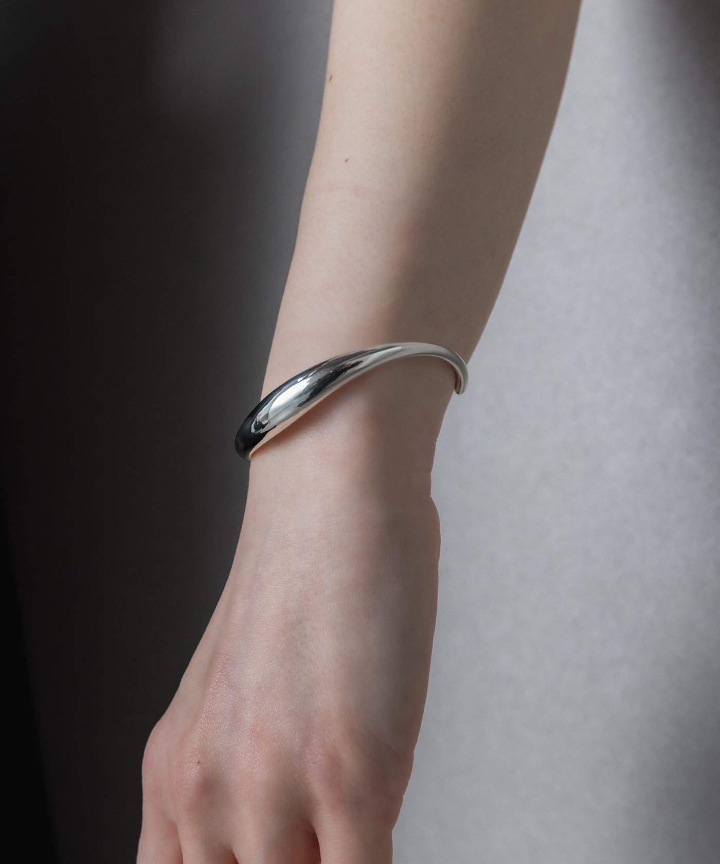 ISOLATION 】Bold Curve Bangle /ISB-0302(SILVER) – ISOLATION JEWELRY