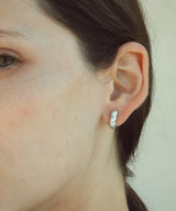【ANNIKA INEZ / アニカイネズ】MINI AMPLE HINGE HOOPS / ピアス / SILVER