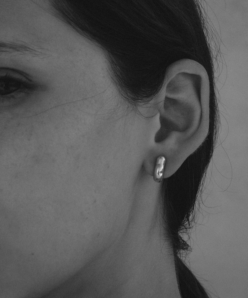 【ANNIKA INEZ / アニカイネズ】MINI AMPLE HINGE HOOPS / ピアス / SILVER